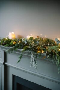 Christmas Mantle Decor That Reads Like a Holiday Portrait