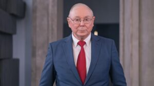 10 Signs You Were Born a Loner According to Charlie Munger